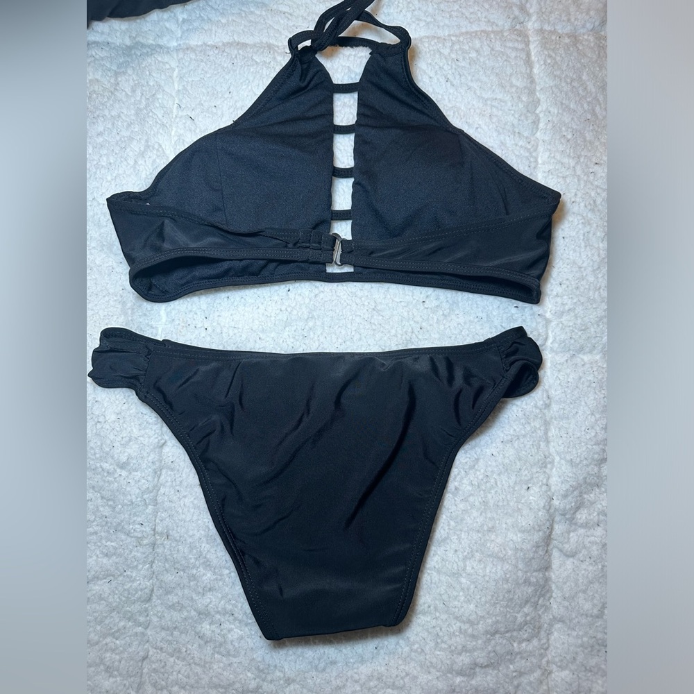 Bikini - Picture 2 of 3